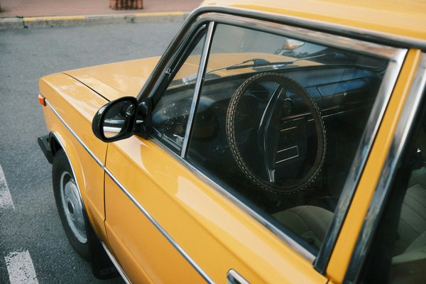 Quels produits sont efficaces pour enlever les traces de goudron sur les vitres de voiture ?