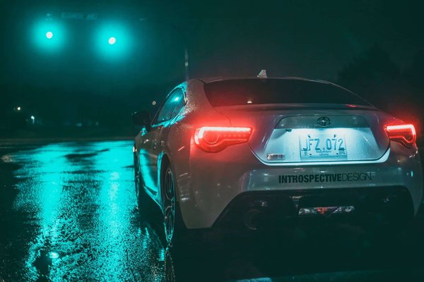 Quelles sont les étapes pour remplacer une ampoule de feu stop de voiture ?